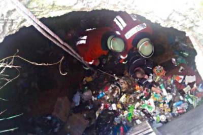 Во Львовской области люди провалились в 4-метровую яму с мусором