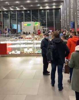 В аэропорту Челябинска накануне локдауна образовались аномальные очереди