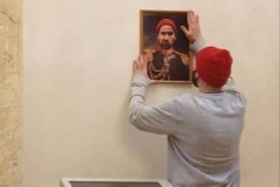 Петербуржец, повесивший свой портрет в галерее Эрмитажа, принес музею публичные извинения