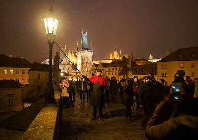 Красивая традиция: фонарщик вернется на Карлов мост Праги