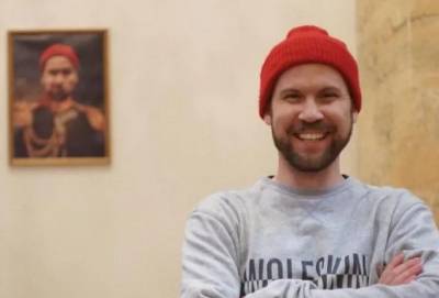 Блогер извинился перед Эрмитажем за свой портрет в зале музея
