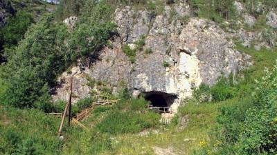 Археологи нашли кольца из мамонтовой кости и мрамора в Денисовой пещере