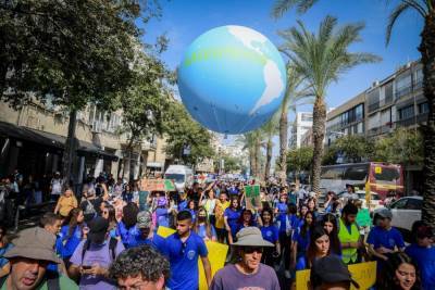 В Тель-Авиве проходит экологический марш