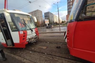 Два человека остаются в среднетяжелом состоянии после ДТП с трамваями на Бухарестской