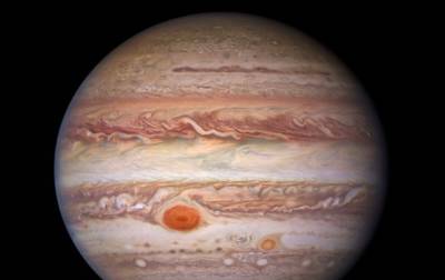 Зонд NASA измерил глубину Большого Красного пятна на Юпитере