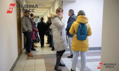 В торговых центрах Челябинска огромные очереди на вакцинацию и за продуктами питания