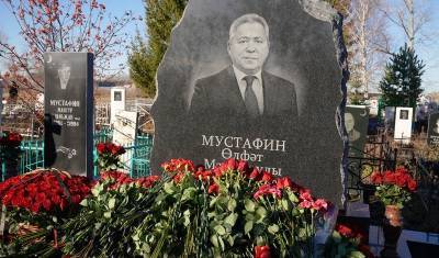 В годовщину смерти экс-мэра Уфы Ульфата Мустафина в его родном селе открыли памятник