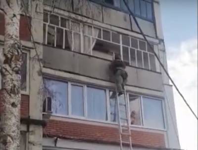 Видео: отряд спецназа штурмом взял квартиру наркодилера в Самарской области
