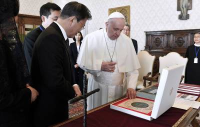 Президент Южной Кореи подарил Папе Римскому крест из колючей проволоки