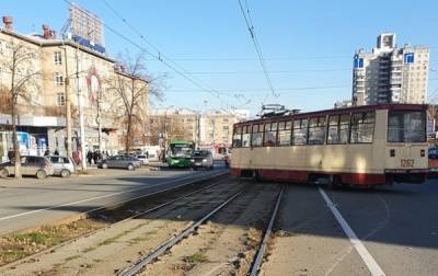 В Челябинске трамвай сошел с рельсов