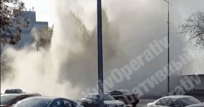 В Киеве из-за аварии на теплотрассе из-под земли забил огромный фонтан горячей воды (видео)