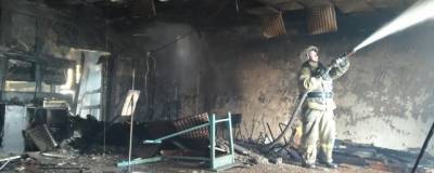 В Кыштовском районе пожарные с добровольцами потушили огонь в Центре досуга