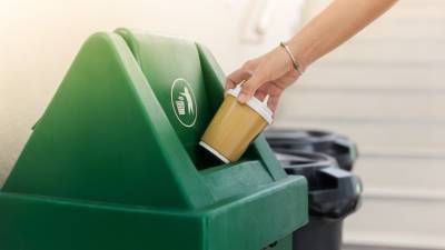 Работник банковской сферы пояснила, зачем «ныряет» в мусорные баки