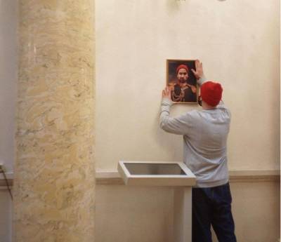 Посетитель Эрмитажа принёс музею извинения за свой неуместный портрет