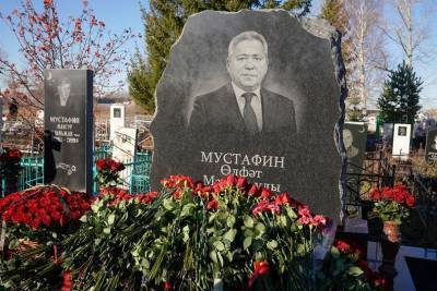 В Башкирии установили памятник Ульфату Мустафину