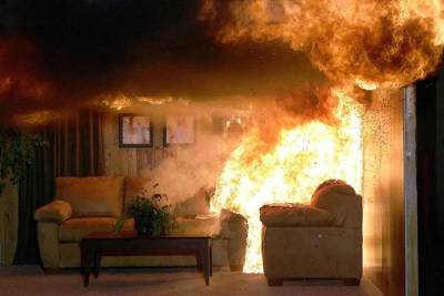 В Северодонецке произошел пожар в многоэтажном доме: квартира выгорела почти дотла