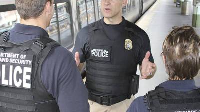 Около 300 человек эвакуировались из аэропорта Лос-Анджелеса после сообщения о вооруженном человеке