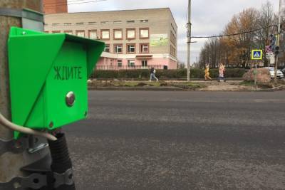 Новый светофор устанавливают напротив Детской областной больницей в Пскове