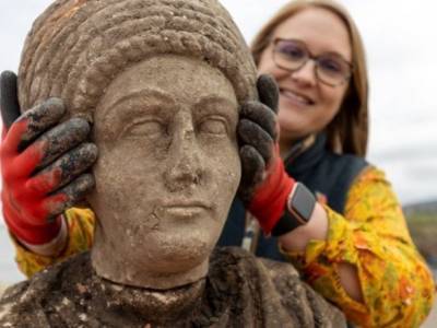 В Англии археологи обнаружили древнеримские скульптуры под норманнской церковью
