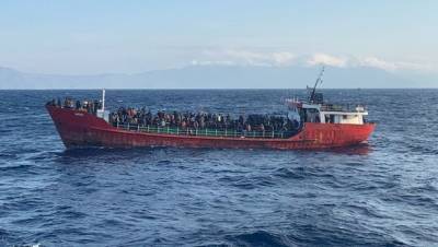 Греция спасла корабль с 400 мигрантами, который потерпел бедствие у острова Крит