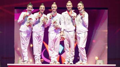 Золото для себя и Авериных: сборная России выиграла групповое многоборье на ЧМ по художественной гимнастике