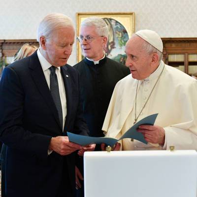 Папа Римский Франциск на встрече с Байденом назвал его хорошим католиком