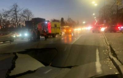 «Треснул как стекло»: в Киеве на дороге провалился асфальт