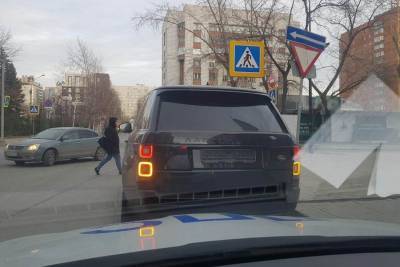В Новосибирске задержали 22-летнего водителя Range Rover без номеров