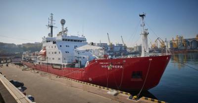 В Одессе Зеленский осмотрел ледокол "Ноосфера", который будут использовать украинские полярники (ФОТО)
