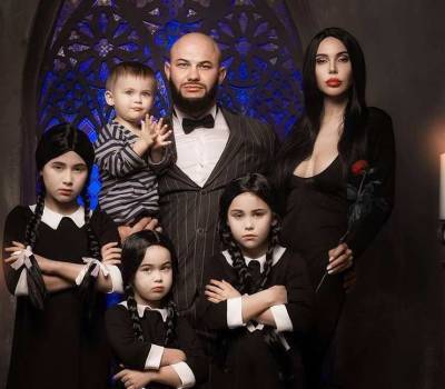Джиган и Самойлова с детьми предстали в образе семейки Аддамс в честь Хэллоуина