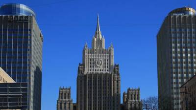 Захарова: США требуют, чтобы ещё 55 российских дипломатов и работников покинули страну