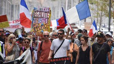 Во Франции прошли протесты против COVID-пропусков
