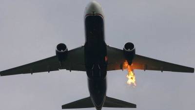 В США у самолета при взлете загорелся двигатель
