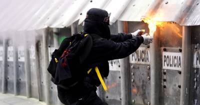 Пятеро полицейских пострадали в Мехико на манифестации против насилия
