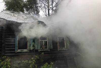 Женщина погибла при пожаре в частном доме в Новосибирске
