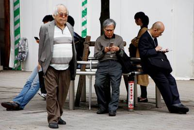 Стареющим японцам решили платить за досрочный выход на пенсию