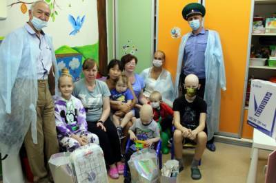 В Хабаровске дети с онкологией получили подарки от пограничников