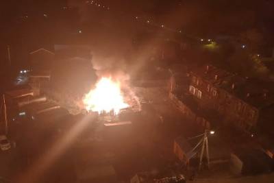 Сараи расселяемого аварийного дома сгорели на Острове в Чите