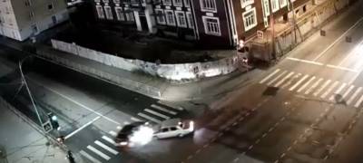 Вылетел на "красный": два автомобиля жестко столкнулись ночью на перекрестке в центре Петрозаводска (ВИДЕО)