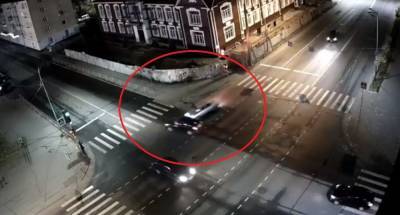 Автомобиль на скорости влетел в машину на перекрестке в Петрозаводске