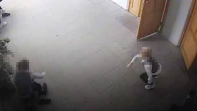 В Новосибирске школьники на перемене сломали позвоночник мальчику