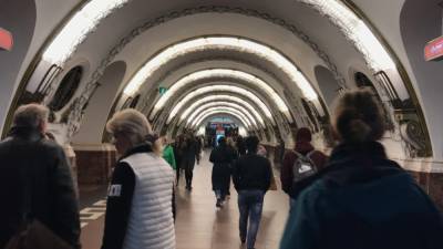 Упавшая на рельсы в петербургском метро женщина лишилась обеих ног