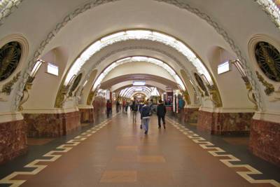 В петербургском метро женщина упала под поезд