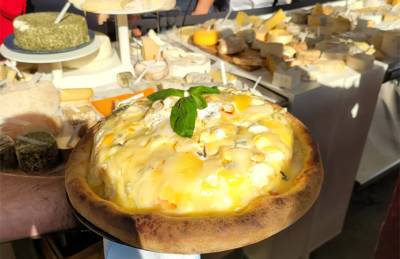 Рекорд: во Франции испекли пиццу с более чем 800 сортами сыра