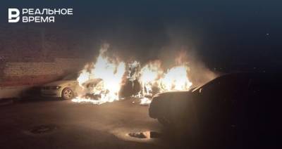 В Казани ночью в одном из дворов сгорел автомобиль, от огня пострадали еще три машины