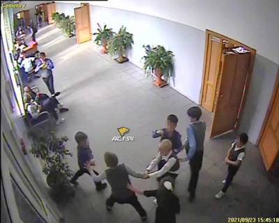 В Новосибирской школе старшеклассники избили 8-летнего мальчика и сломали ему позвоночник