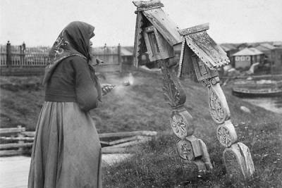 Почему русским запрещено было класть венки на могилу
