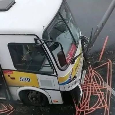 Маршрутный автобус столкнулся с автомобилем "Лада Гранта" и врезался в столб в Ангарске