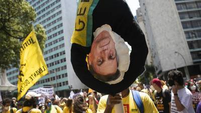 В Бразилии протестуют против Жаира Болсонару