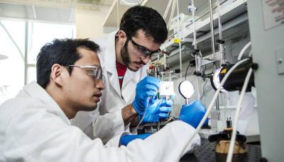 Ученые Калифорнийского университета создали электрогенератор, крепящийся к коже человека